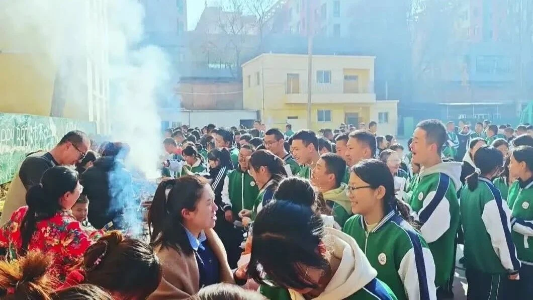 沛西中学校园烧烤活动